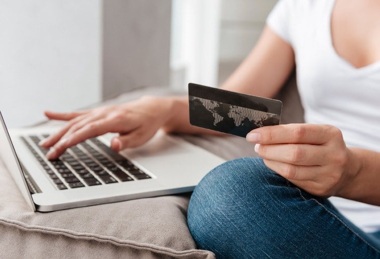 Persona con tarjeta de crédito comprando por Internet.