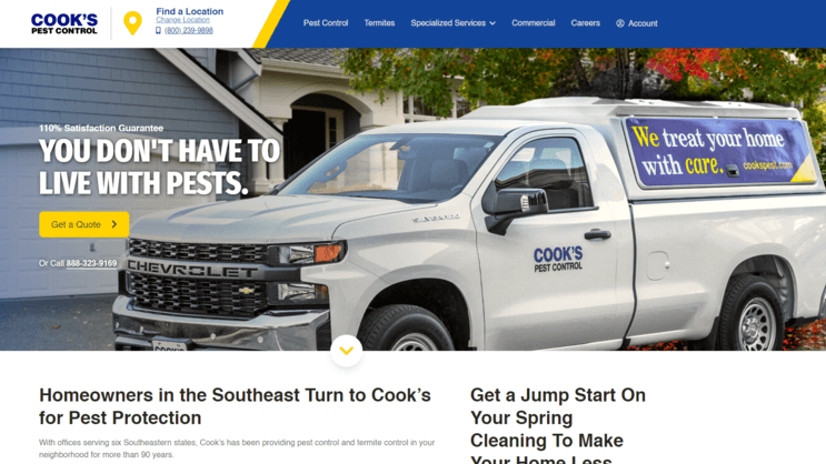 Sitio web de escritorio de Cook's Pest Control, que incluye una imagen con una CTA y un menú de navegación completo en la parte superior.