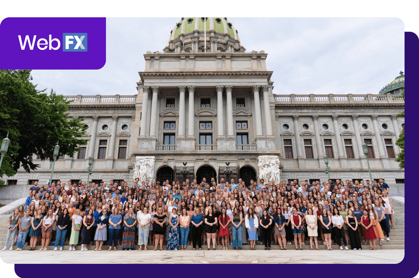 Foto de grupo grande delante de un edificio del capitolio, logotipo de WebFX en una esquina