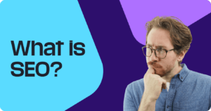 Homme réfléchi avec des lunettes sur un fond bleu et violet avec le texte &quot;Qu&#039;est-ce que le référencement ?
